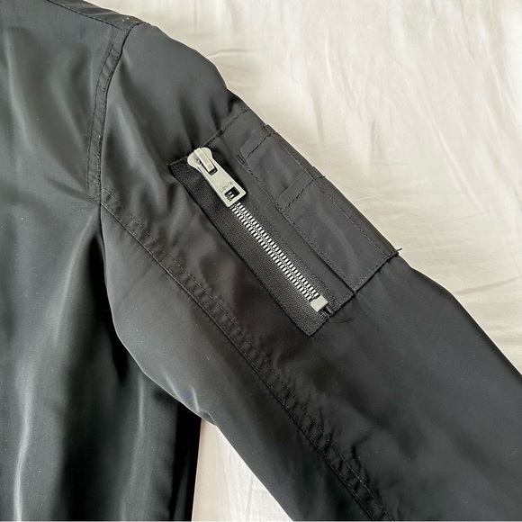 Levi's Lightweight Bomber Jacket in black - Picture 5 of 8